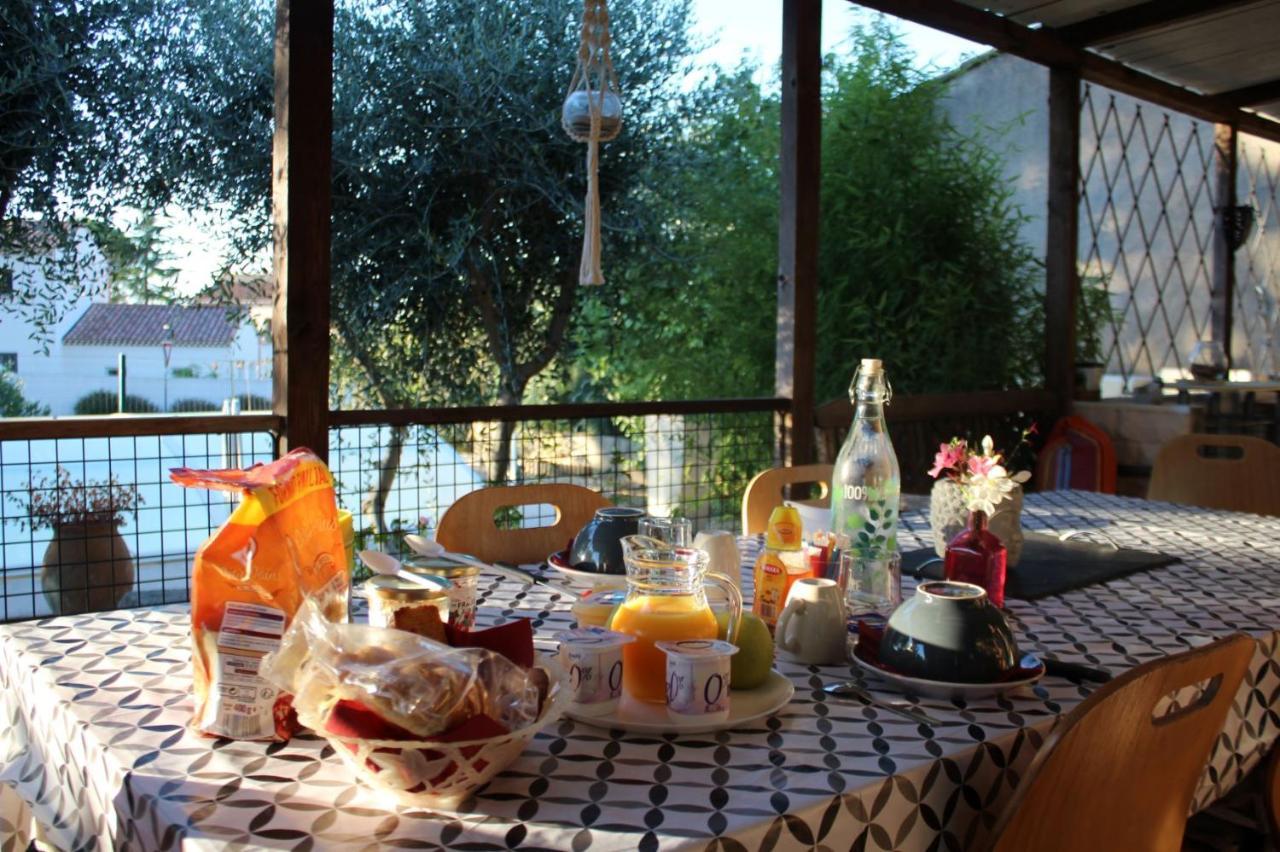Philippe & Marie, A Louer Petite Chambre Chez L'Habitant Avec Terrasse Dans Villa, Au Pied Du Luberon Cucuron Exterior foto